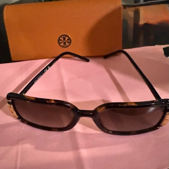 Tory Burch sunglasses- great condition. - Picture 3 of 3